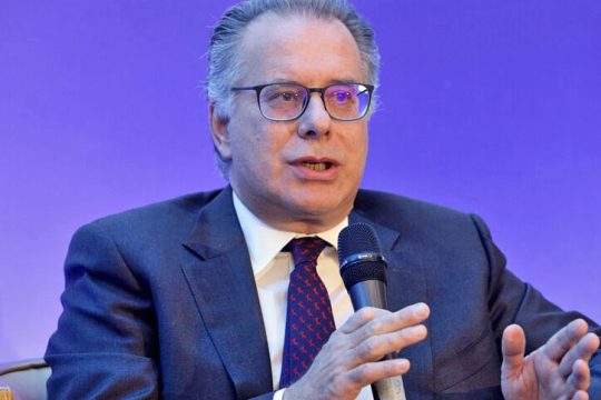 Ο Κουμουτσάκος ζητεί από την Ε.Ε. θεσμοθέτηση των εξαιρέσεων στο προσφυγικό