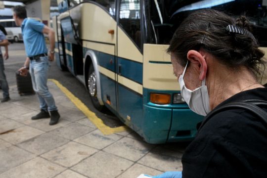 Περισσότεροι επιβάτες επιτρέπονται πια στα μέσα μαζικής μεταφοράς