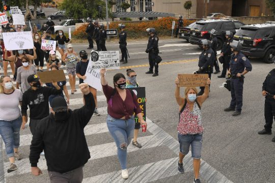 Δεν θα διωχθούν όσοι παραβίασαν την απαγόρευση κυκλοφορίας στο Λος Άντζελες