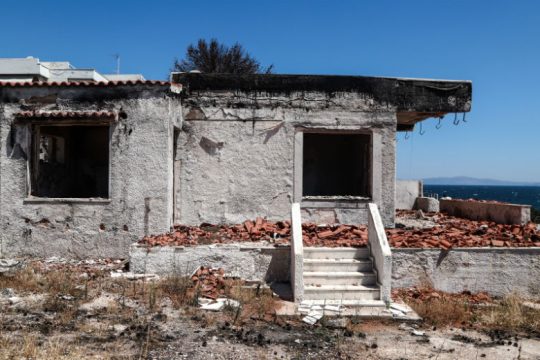 Έφοδοι ανακριτή σε υπηρεσίες εν όψει της αποστολής κατηγορητηρίων για την τραγωδία στο Μάτι