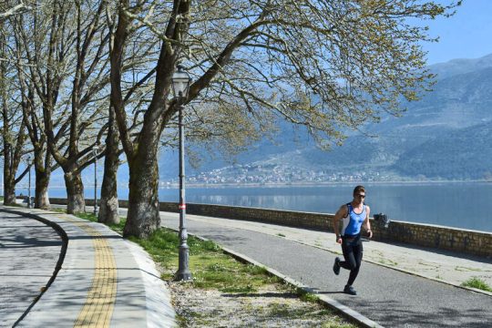 Ο «μεγάλος περίπατος» δίπλα στη λίμνη των Ιωαννίνων