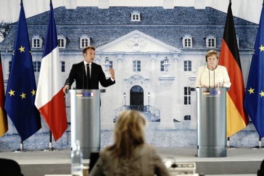 Μέρκελ και Μακρόν πιέζουν για άμεση συμφωνία στο Ταμείο Ανάκαμψης