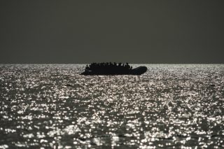 Η Ελλάδα εκτίθεται διεθνώς με τις επαναπροωθήσεις, αλλά οι δήμαρχοι δίνουν συγχαρητήρια