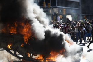 Από το Σαντιάγο του Χάγεκ στη Μινεάπολη του Τραμπ και το Βερολίνο της Μέρκελ