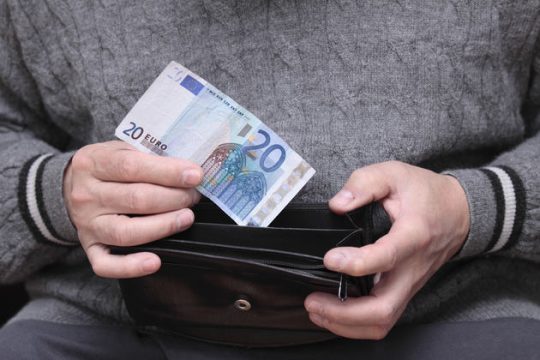 «Πολύ λίγη, πολύ αργά» για την αντιπολίτευση η αύξηση του κατώτατου