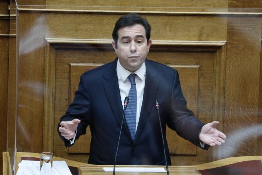 Ελέγχουν τους τουρίστες, καθυστερούν τους πρόσφυγες