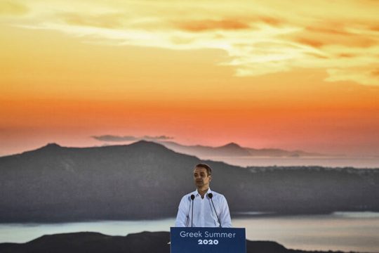 Το κόστος ενός ηλιοβασιλέματος στη Σαντορίνη