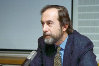Με το γάντι, αλλά αιχμηρή, η αποχώρηση του Νίκου Μανωλόπουλου