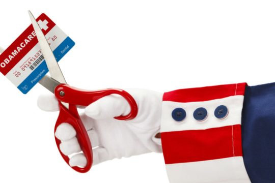 Να εξαφανίσει ότι απέμεινε από το Obamacare προσπαθεί η κυβέρνηση Τραμπ