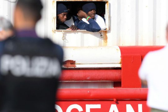 Επιζήσασα νέου ναυαγίου γέννησε πάνω στο φουσκωτό ανοιχτά της Λιβύης
