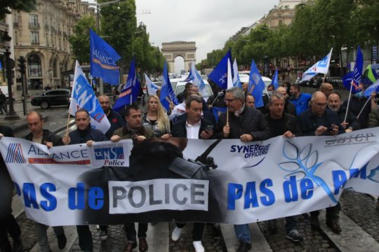 Διαδήλωσαν κατά της απαγόρευσης της θανατηφόρας λαβής οι Γάλλοι αστυνομικοί