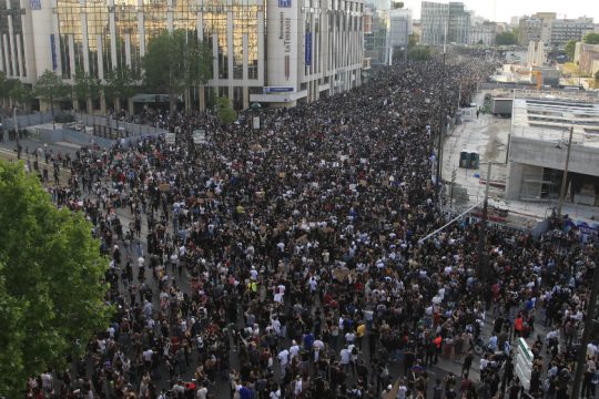Μεγάλη διαδήλωση στο Παρίσι κατά των φυλετικών διακρίσεων, παρά την απαγόρευση 