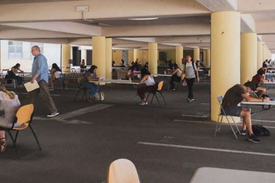 Στο πάρκινγκ έγιναν οι εξετάσεις στο Πολυτεχνείο Κρήτης