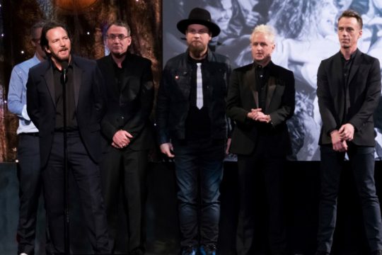 Οι Pearl Jam έδωσαν στη δημοσιότητα το λογοκριμένο βίντεο του “Jeremy”, πιο επίκαιρο από ποτέ