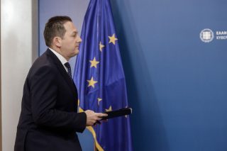 Εκθετη η κυβέρνηση με τα «δωράκια» Πέτσα του «Μένουμε σπίτι»