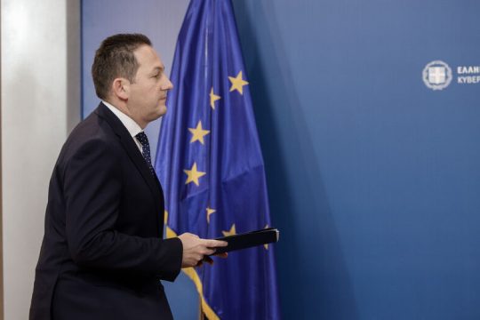 Εκθετη η κυβέρνηση με τα «δωράκια» Πέτσα του «Μένουμε σπίτι»