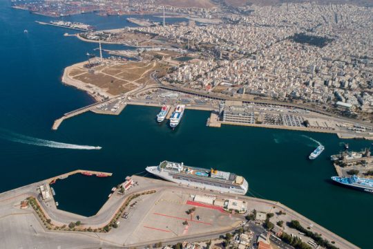 Ακροβασία σε δύο βάρκες στο λιμάνι