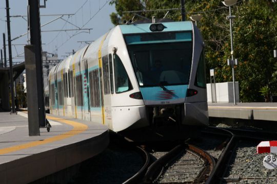 Στάση εργασίας σε προαστιακό και τρένα