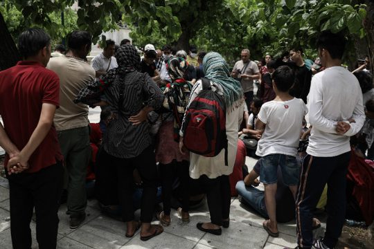 Πρόσφυγες και αστυνομικοί στην πλατεία Βικτωρίας
