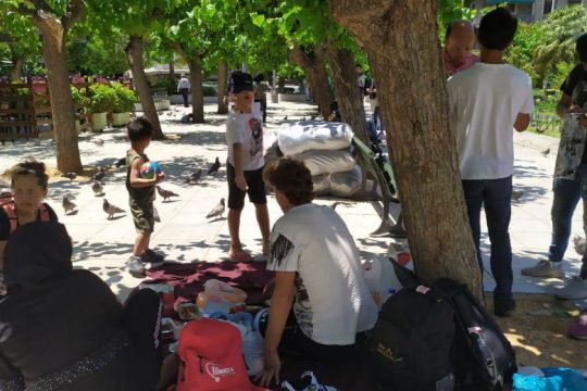 Άστεγες οικογένειες προσφύγων στην πλατεία Βικτωρίας
