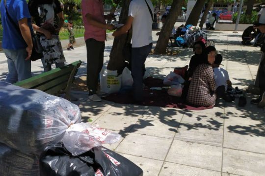 ΚΕΕΡΦΑ: Αφήνουν στις πλατείες προσφυγομάνες με δεκάδες παιδιά χωρίς στέγη