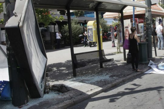 Λεωφορείο προσέκρουσε σε στάση στην οδό Φιλελλήνων