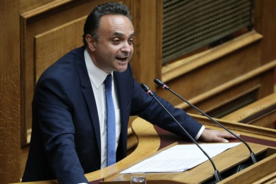 Πυρά και εκ των έσω για την αδιαφάνεια στη διαχείριση της καμπάνιας «Μένουμε Σπίτι»