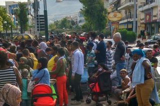 Το «μπαλάκι» στους πρόσφυγες από Μηταράκη για τον συνωστισμό