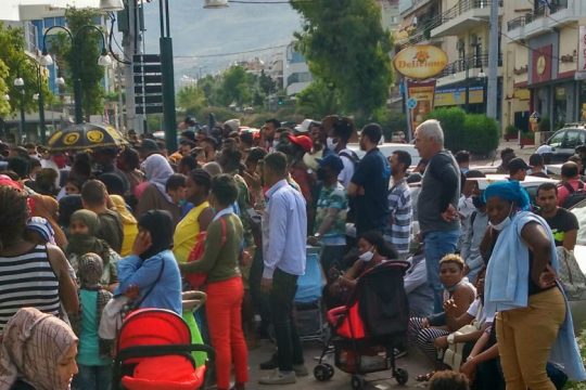 Το «μπαλάκι» στους πρόσφυγες από Μηταράκη για τον συνωστισμό