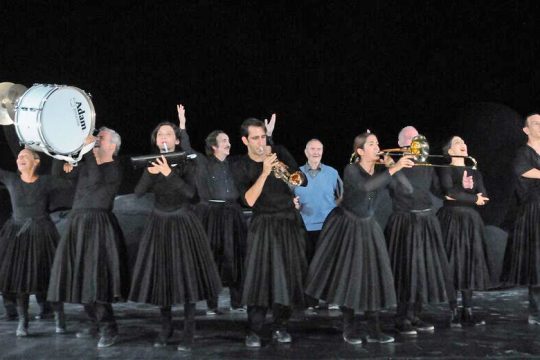 Η επιβίωση της «Γκόλφως» και μια ετοιμοθάνατη «Χώρα»