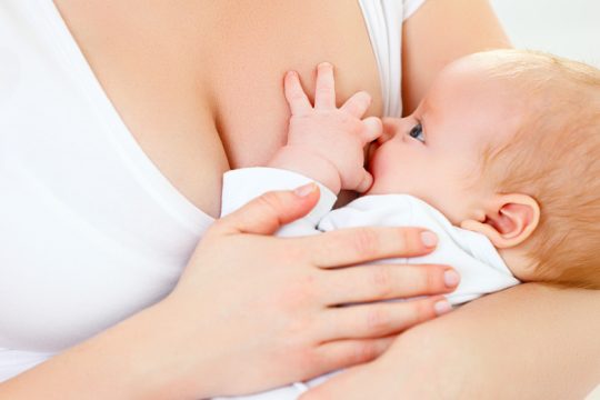 ΠΟΥ: Δεν μεταδίδεται ο κορονοϊός από το μητρικό γάλα