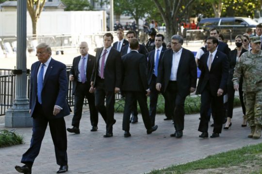 Η μισαλλοδοξία του Τραμπ και ο… Μάνσον