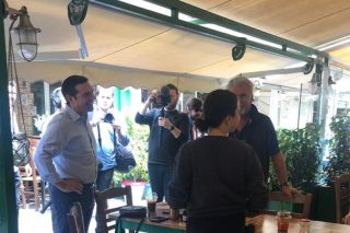 Στα μαγαζιά της Καισαριανής