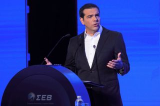 Κατά μέτωπο επίθεση Τσίπρα σε Μητσοτάκη και αιχμές προς τον ΣΕΒ