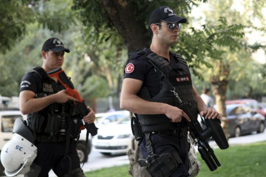Εντάλματα σύλληψης για πάνω από 400 στρατιωτικούς στην Τουρκία