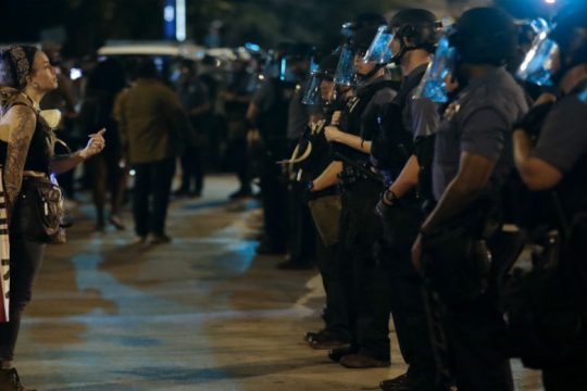 Αστυνομικής βίας συνέχεια, ενώ η οργή στις ΗΠΑ δεν υποχωρεί