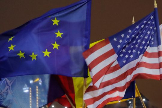 Κλιμακώνεται η ένταση ΗΠΑ-Ε.Ε. με αιχμή δασμούς και κυρώσεις