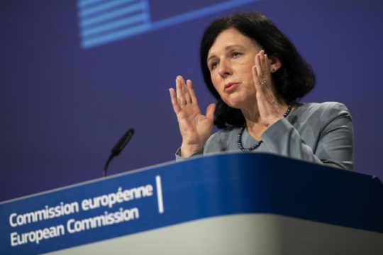 H E.E. καλεί τα μέσα κοινωνικής δικτύωσης σε συστράτευση κατά των fake news