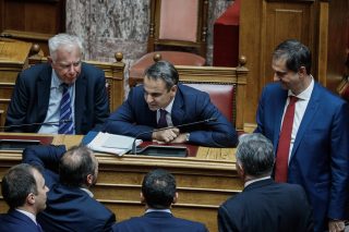 Με τα χεράκια τους βγάζουν τα ματάκια τους