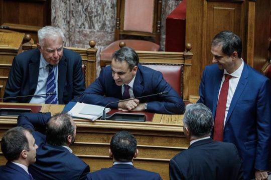 Με τα χεράκια τους βγάζουν τα ματάκια τους