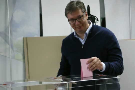 Αναμενόμενη η επικράτηση του Βούτσιτς στις εκλογές της Σερβίας