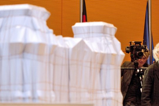 Ο καλλιτέχνης που έβαλε αμπαλάζ στα μνημεία