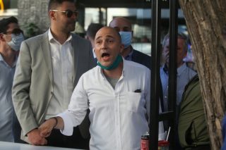 Αδειάζουν τον Κων. Μπογδάνο για τη στοχοποίηση δημοσιογράφου