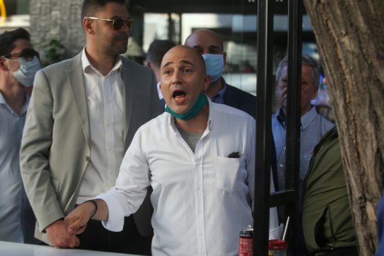 Αδειάζουν τον Κων. Μπογδάνο για τη στοχοποίηση δημοσιογράφου