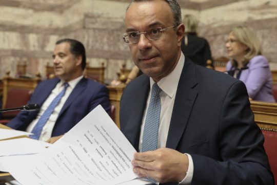 «Δώρα» χωρίς ανάχωμα στην ανεργία