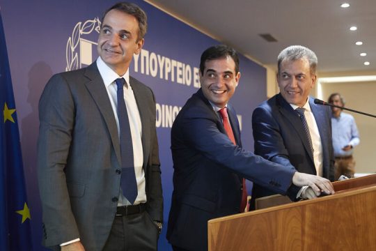 Ούτε λέξη για τα αναδρομικά