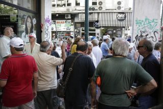 Αυξάνονται οι ηλικιωμένοι, μειώνονται οι συνταξιούχοι