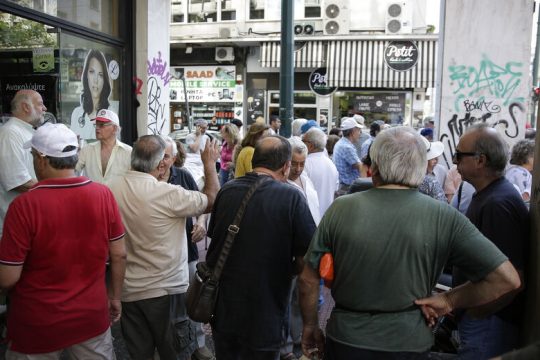 Αυξάνονται οι ηλικιωμένοι, μειώνονται οι συνταξιούχοι