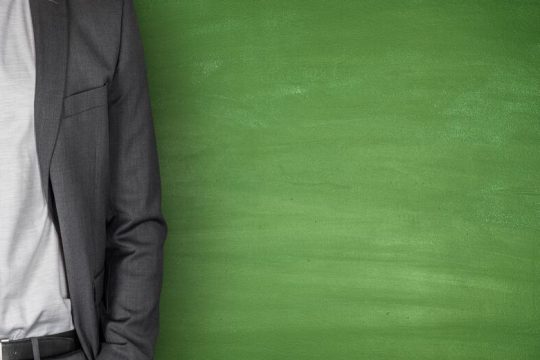 Ξοφλάει γραμμάτια σε σχολάρχες