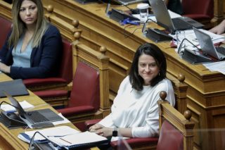 Την παραίτηση της υπουργού Παιδείας ζητά η ΟΙΕΛΕ